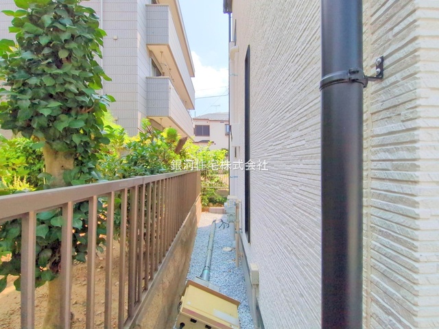 G00379811 神奈川県横浜市栄区上郷町 新築一戸建て 4680万円 土地面積102.53m² (約31.01坪) 建物面積96.46m² (約29.17坪) 間取り４ＬＤＫ 築年月2025年07月(築１年以内)【外観7】