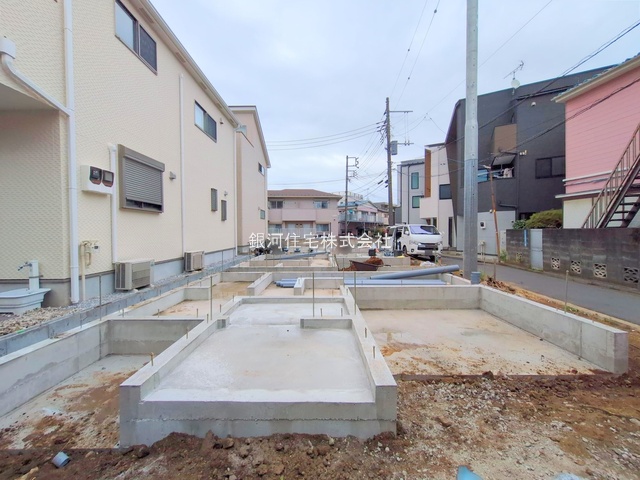 G00379834 神奈川県横浜市神奈川区白幡仲町 新築一戸建て 3780万円 土地面積46.57m² (約14.08坪) 建物面積78.24m² (約23.66坪) 間取り２ＳＬＤＫ 築年月2025年09月【外観8】