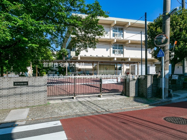 G00379835 神奈川県横浜市神奈川区白幡仲町 新築一戸建て 3780万円 土地面積46.57m² (約14.08坪) 建物面積78.03m² (約23.60坪) 築年月2025年09月【周辺環境】横浜市立白幡小学校
