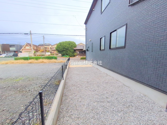 G00380224 埼玉県狭山市富士見２丁目 新築一戸建て 3898万円 土地面積148.61m² (約44.95坪) 建物面積103.86m² (約31.41坪) 間取り４ＬＤＫ 築年月2025年10月(築１年以内)【外観13】