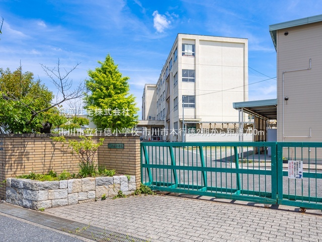 G00380660 千葉県市川市本行徳 新築一戸建て 6688万円 土地面積92.73m² (約28.05坪) 建物面積117.57m² (約35.56坪) 間取り３ＳＬＤＫ 築年月2025年06月(築１年以内)【周辺環境】市川市立行徳小学校