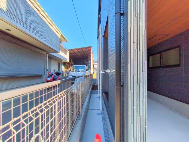 G00381732 東京都足立区佐野２丁目 新築一戸建て 4490万円 土地面積60.40m² (約18.27坪) 建物面積100.63m² (約30.44坪) 築年月2025年10月(築１年以内)【外観18】