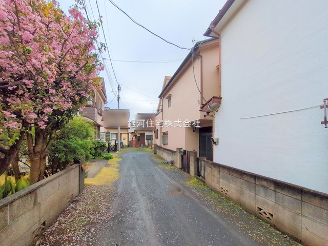 G00381766 埼玉県所沢市和ヶ原１丁目 中古一戸建て 930万円 土地面積58.28m² (約17.62坪) 建物面積46.97m² (約14.20坪) 間取り２ＬＤＫ 築年月1970年02月(築55年)【外観3】