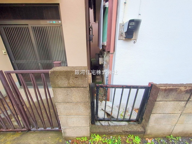 G00381766 埼玉県所沢市和ヶ原１丁目 中古一戸建て 930万円 土地面積58.28m² (約17.62坪) 建物面積46.97m² (約14.20坪) 間取り２ＬＤＫ 築年月1970年02月(築55年)【外観8】