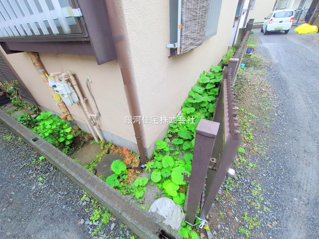 G00381766 埼玉県所沢市和ヶ原１丁目 中古一戸建て 930万円 土地面積58.28m² (約17.62坪) 建物面積46.97m² (約14.20坪) 間取り２ＬＤＫ 築年月1970年02月(築55年)【外観10】