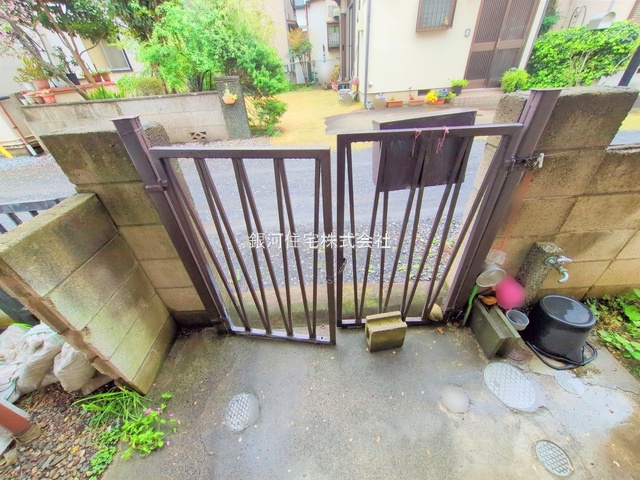 G00381766 埼玉県所沢市和ヶ原１丁目 中古一戸建て 930万円 土地面積58.28m² (約17.62坪) 建物面積46.97m² (約14.20坪) 間取り２ＬＤＫ 築年月1970年02月(築55年)【外観13】