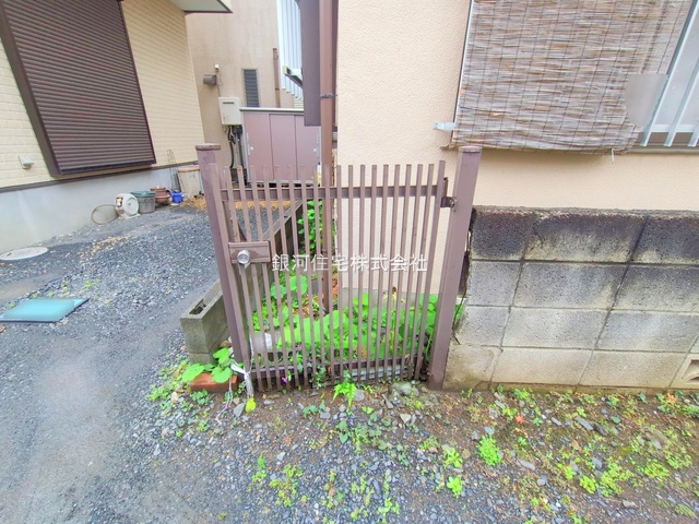 G00381766 埼玉県所沢市和ヶ原１丁目 中古一戸建て 930万円 土地面積58.28m² (約17.62坪) 建物面積46.97m² (約14.20坪) 間取り２ＬＤＫ 築年月1970年02月(築55年)【外観18】