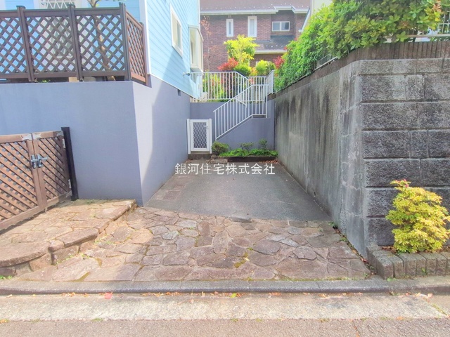 G00381890 神奈川県横浜市青葉区美しが丘西２丁目 中古一戸建て 6299万円 土地面積188.85m² (約57.12坪) 建物面積113.02m² (約34.18坪) 間取り４ＬＤＫ 築年月1995年07月(築30年)【外観14】