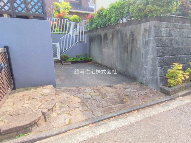 G00381890 神奈川県横浜市青葉区美しが丘西２丁目 中古一戸建て 6299万円 土地面積188.85m² (約57.12坪) 建物面積113.02m² (約34.18坪) 間取り４ＬＤＫ 築年月1995年07月(築30年)【外観16】