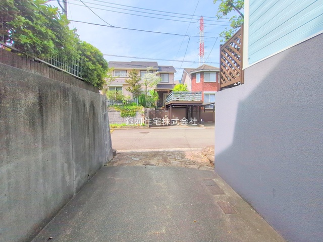 G00381890 神奈川県横浜市青葉区美しが丘西２丁目 中古一戸建て 6299万円 土地面積188.85m² (約57.12坪) 建物面積113.02m² (約34.18坪) 間取り４ＬＤＫ 築年月1995年07月(築30年)【外観17】