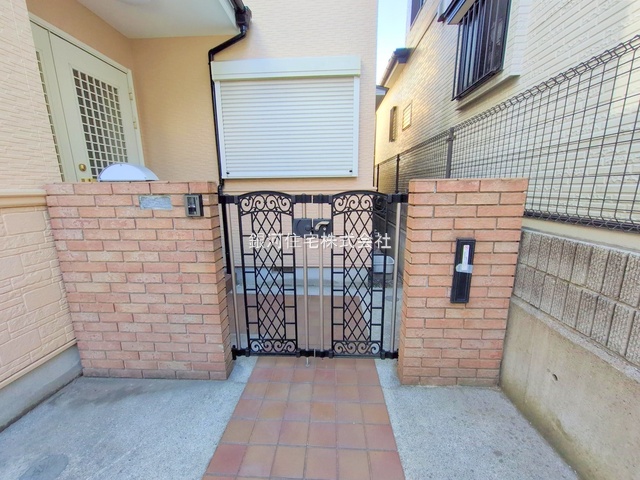 G00381973 神奈川県横浜市西区境之谷 中古一戸建て 4499万円 土地面積100.11m² (約30.28坪) 建物面積94.54m² (約28.59坪) 間取り４ＬＤＫ 築年月2002年08月(築23年)【外観4】