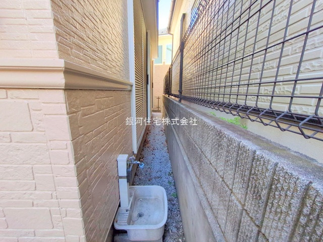 G00381973 神奈川県横浜市西区境之谷 中古一戸建て 4499万円 土地面積100.11m² (約30.28坪) 建物面積94.54m² (約28.59坪) 間取り４ＬＤＫ 築年月2002年08月(築23年)【外観6】