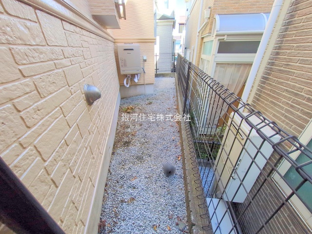 G00381973 神奈川県横浜市西区境之谷 中古一戸建て 4499万円 土地面積100.11m² (約30.28坪) 建物面積94.54m² (約28.59坪) 間取り４ＬＤＫ 築年月2002年08月(築23年)【外観8】