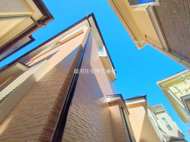 G00381973 神奈川県横浜市西区境之谷 中古一戸建て 4499万円 土地面積100.11m² (約30.28坪) 建物面積94.54m² (約28.59坪) 間取り４ＬＤＫ 築年月2002年08月(築23年)【外観9】