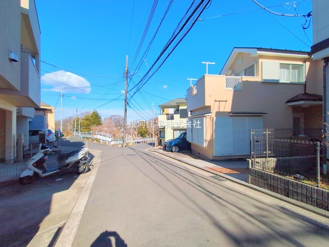 G00381973 神奈川県横浜市西区境之谷 中古一戸建て 4499万円 土地面積100.11m² (約30.28坪) 建物面積94.54m² (約28.59坪) 間取り４ＬＤＫ 築年月2002年08月(築23年)【外観14】