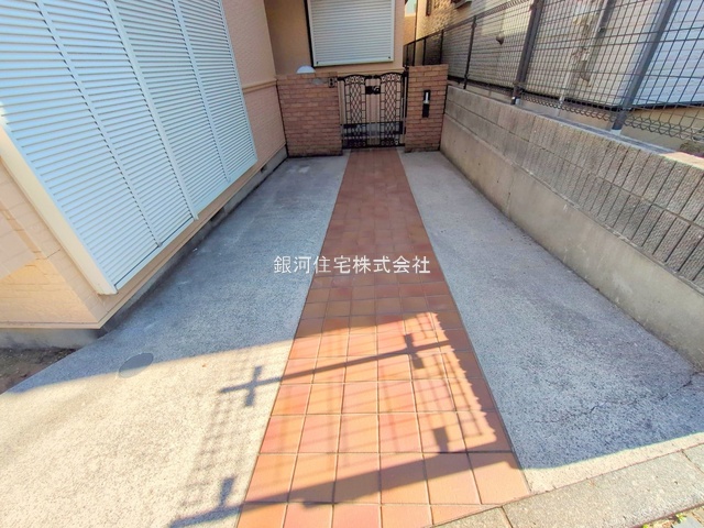 G00381973 神奈川県横浜市西区境之谷 中古一戸建て 4499万円 土地面積100.11m² (約30.28坪) 建物面積94.54m² (約28.59坪) 間取り４ＬＤＫ 築年月2002年08月(築23年)【外観16】