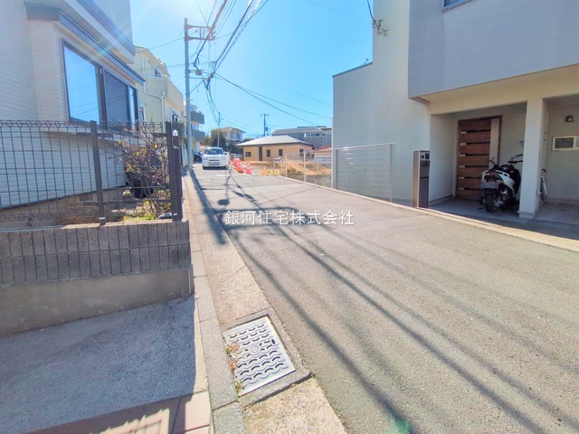 G00381973 神奈川県横浜市西区境之谷 中古一戸建て 4499万円 土地面積100.11m² (約30.28坪) 建物面積94.54m² (約28.59坪) 間取り４ＬＤＫ 築年月2002年08月(築23年)【外観18】