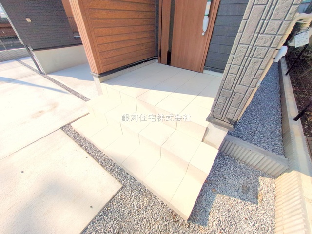 G00382144 埼玉県北本市本宿６丁目 新築一戸建て 2798万円 土地面積116.59m² (約35.26坪) 建物面積99.78m² (約30.18坪) 間取り３ＬＤＫ 築年月2025年09月(築１年以内)【外観8】