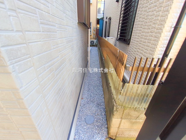 G00382187 埼玉県川口市南鳩ヶ谷５丁目 新築一戸建て 4480万円 土地面積130.26m² (約39.40坪) 建物面積104.54m² (約31.62坪) 間取り３ＳＬＤＫ 築年月2025年11月(築１年以内)【外観9】