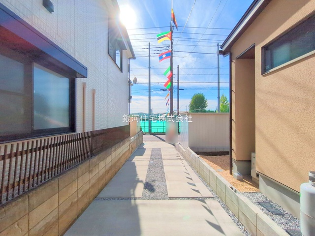 G00382187 埼玉県川口市南鳩ヶ谷５丁目 新築一戸建て 4480万円 土地面積130.26m² (約39.40坪) 建物面積104.54m² (約31.62坪) 間取り３ＳＬＤＫ 築年月2025年11月(築１年以内)【外観12】