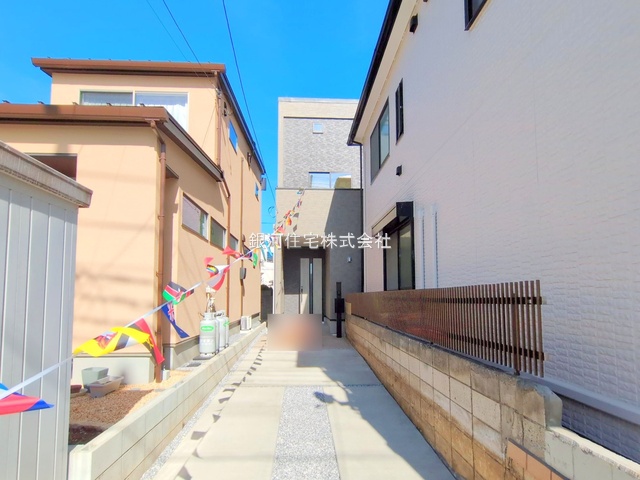 G00382187 埼玉県川口市南鳩ヶ谷５丁目 新築一戸建て 4480万円 土地面積130.26m² (約39.40坪) 建物面積104.54m² (約31.62坪) 間取り３ＳＬＤＫ 築年月2025年11月(築１年以内)【外観15】