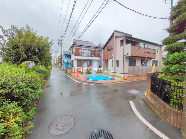 G00382241 東京都小平市大沼町４丁目 新築一戸建て 5330万円 土地面積146.69m² (約44.37坪) 建物面積103.98m² (約31.45坪) 間取り４ＬＤＫ 築年月2025年09月(築１年以内)【外観3】