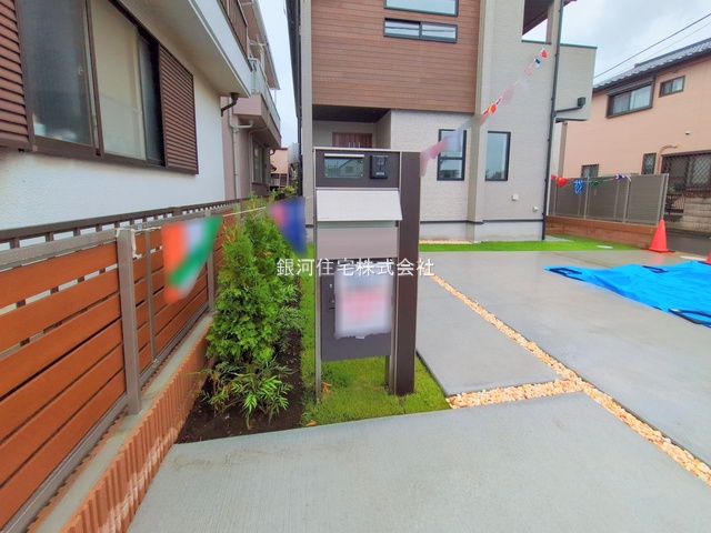 G00382241 東京都小平市大沼町４丁目 新築一戸建て 5330万円 土地面積146.69m² (約44.37坪) 建物面積103.98m² (約31.45坪) 間取り４ＬＤＫ 築年月2025年09月(築１年以内)【外観9】