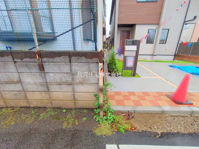 G00382241 東京都小平市大沼町４丁目 新築一戸建て 5330万円 土地面積146.69m² (約44.37坪) 建物面積103.98m² (約31.45坪) 間取り４ＬＤＫ 築年月2025年09月(築１年以内)【外観11】