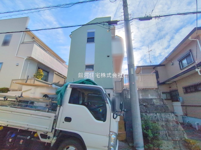 G00382309 神奈川県川崎市宮前区犬蔵１丁目 中古一戸建て 5390万円 土地面積143.55m² (約43.42坪) 建物面積106.19m² (約32.12坪) 間取り４ＬＤＫ 築年月2004年11月(築21年)【外観2】