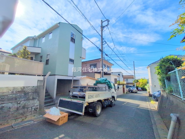 G00382309 神奈川県川崎市宮前区犬蔵１丁目 中古一戸建て 5390万円 土地面積143.55m² (約43.42坪) 建物面積106.19m² (約32.12坪) 間取り４ＬＤＫ 築年月2004年11月(築21年)【外観3】