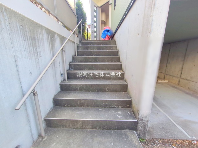 G00382309 神奈川県川崎市宮前区犬蔵１丁目 中古一戸建て 5390万円 土地面積143.55m² (約43.42坪) 建物面積106.19m² (約32.12坪) 間取り４ＬＤＫ 築年月2004年11月(築21年)【外観4】