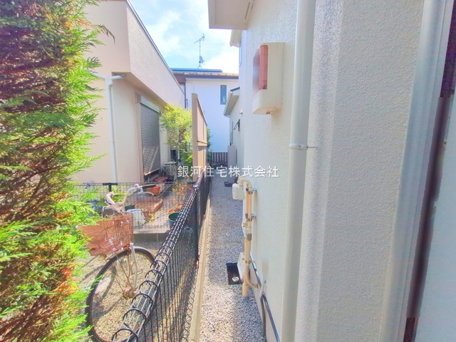 G00382309 神奈川県川崎市宮前区犬蔵１丁目 中古一戸建て 5390万円 土地面積143.55m² (約43.42坪) 建物面積106.19m² (約32.12坪) 間取り４ＬＤＫ 築年月2004年11月(築21年)【外観7】