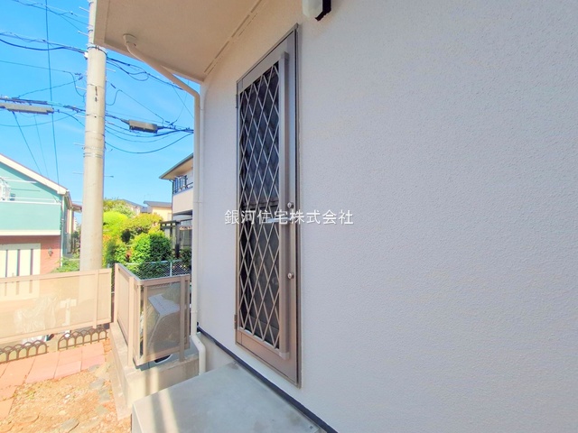 G00382309 神奈川県川崎市宮前区犬蔵１丁目 中古一戸建て 5390万円 土地面積143.55m² (約43.42坪) 建物面積106.19m² (約32.12坪) 間取り４ＬＤＫ 築年月2004年11月(築21年)【外観12】