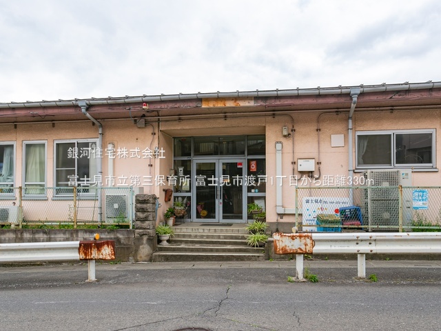 G00382809 埼玉県富士見市渡戸１丁目 新築一戸建て 4498万円 土地面積121.01m² (約36.60坪) 建物面積100.40m² (約30.37坪) 間取り４ＬＤＫ 築年月2025年12月【周辺環境】富士見市立第三保育所