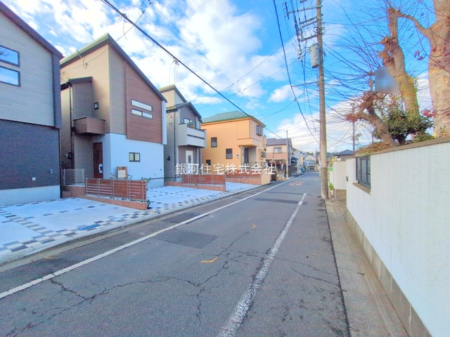 G00383031 東京都小平市学園西町２丁目 新築一戸建て 5780万円 土地面積110.65m² (約33.47坪) 建物面積88.12m² (約26.65坪) 間取り３ＬＤＫ 築年月2025年12月(築１年以内)【外観3】