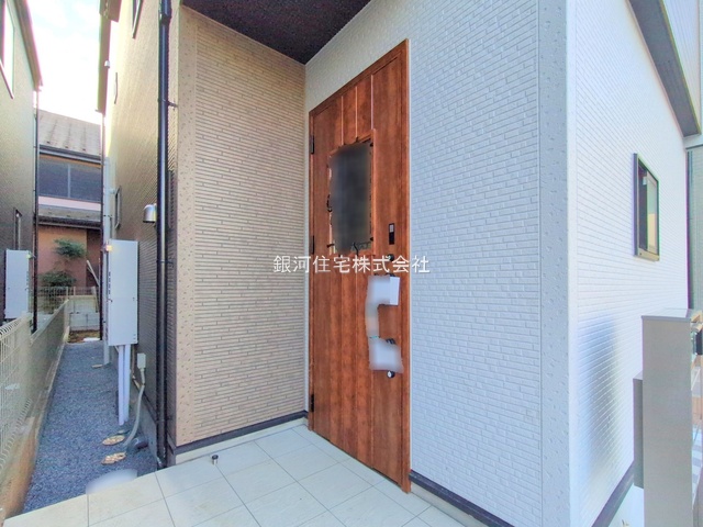 G00383031 東京都小平市学園西町２丁目 新築一戸建て 5780万円 土地面積110.65m² (約33.47坪) 建物面積88.12m² (約26.65坪) 間取り３ＬＤＫ 築年月2025年12月(築１年以内)【外観4】