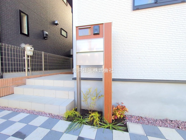 G00383031 東京都小平市学園西町２丁目 新築一戸建て 5780万円 土地面積110.65m² (約33.47坪) 建物面積88.12m² (約26.65坪) 間取り３ＬＤＫ 築年月2025年12月(築１年以内)【外観8】