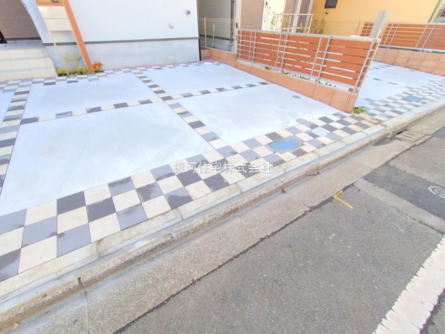 G00383031 東京都小平市学園西町２丁目 新築一戸建て 5780万円 土地面積110.65m² (約33.47坪) 建物面積88.12m² (約26.65坪) 間取り３ＬＤＫ 築年月2025年12月(築１年以内)【外観9】