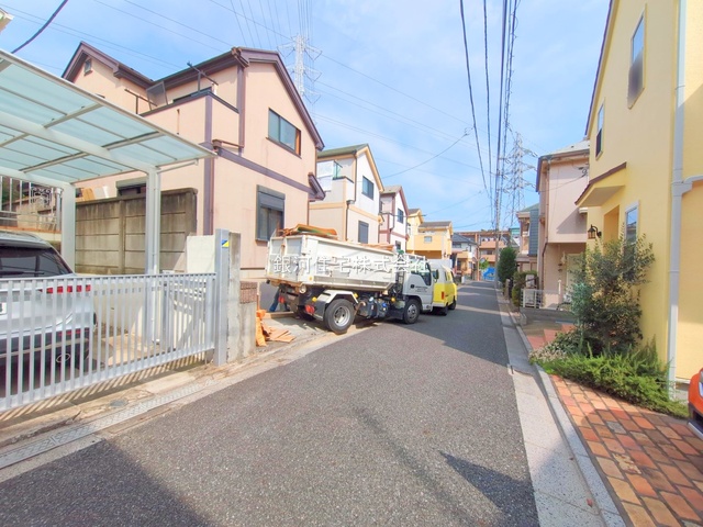 G00383200 東京都練馬区南大泉４丁目 中古一戸建て 5599万円 土地面積100.75m² (約30.47坪) 建物面積90.66m² (約27.42坪) 間取り４ＬＤＫ 築年月2003年06月(築22年)【外観3】