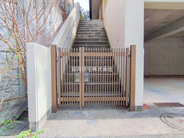 G00383734 神奈川県横浜市青葉区荏子田２丁目 中古一戸建て 6980万円 土地面積245.00m² (約74.11坪) 建物面積146.95m² (約44.45坪) 間取り６ＳＬＤＫ 築年月1993年06月(築32年)【外観14】