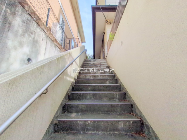 G00383734 神奈川県横浜市青葉区荏子田２丁目 中古一戸建て 6980万円 土地面積245.00m² (約74.11坪) 建物面積146.95m² (約44.45坪) 間取り６ＳＬＤＫ 築年月1993年06月(築32年)【外観15】