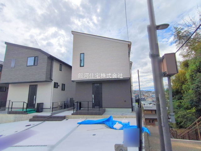 G00383999 東京都町田市真光寺２丁目 新築一戸建て 5880万円 土地面積152.79m² (約46.21坪) 建物面積107.02m² (約32.37坪) 間取り３ＬＤＫ 築年月2025年09月(築１年以内)【外観2】