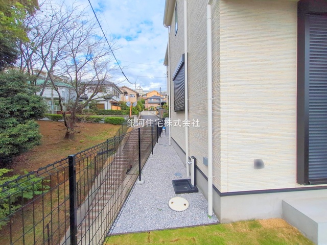 G00383999 東京都町田市真光寺２丁目 新築一戸建て 5880万円 土地面積152.79m² (約46.21坪) 建物面積107.02m² (約32.37坪) 間取り３ＬＤＫ 築年月2025年09月(築１年以内)【外観17】