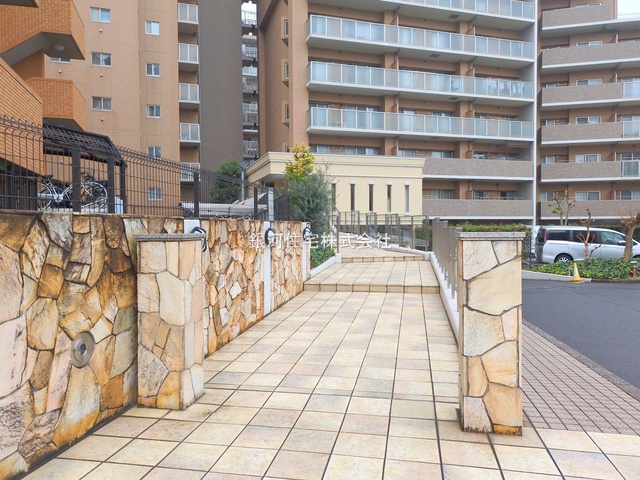 G00384036 東京都葛飾区四つ木４丁目 中古マンション 5180万円 専有面積75.01m² (約22.69坪) 間取り３ＬＤＫ 所在階2階 築年月2002年05月(築23年)【外観3】