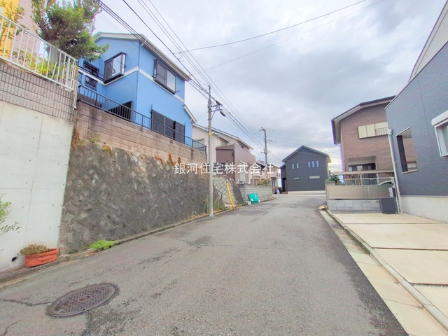 G00384047 神奈川県横浜市旭区上白根２丁目 中古一戸建て 3398万円 土地面積161.00m² (約48.70坪) 建物面積101.81m² (約30.79坪) 間取り３ＬＤＫ 築年月1999年04月(築26年)【外観3】