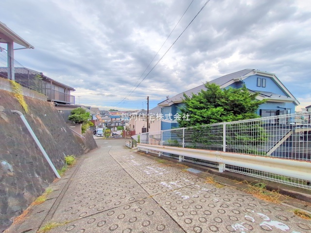 G00384047 神奈川県横浜市旭区上白根２丁目 中古一戸建て 3398万円 土地面積161.00m² (約48.70坪) 建物面積101.81m² (約30.79坪) 間取り３ＬＤＫ 築年月1999年04月(築26年)【外観4】