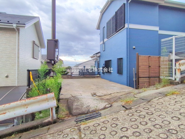 G00384047 神奈川県横浜市旭区上白根２丁目 中古一戸建て 3398万円 土地面積161.00m² (約48.70坪) 建物面積101.81m² (約30.79坪) 間取り３ＬＤＫ 築年月1999年04月(築26年)【外観5】