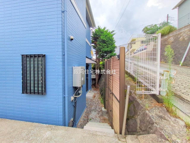 G00384047 神奈川県横浜市旭区上白根２丁目 中古一戸建て 3398万円 土地面積161.00m² (約48.70坪) 建物面積101.81m² (約30.79坪) 間取り３ＬＤＫ 築年月1999年04月(築26年)【外観13】