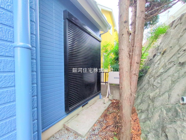 G00384047 神奈川県横浜市旭区上白根２丁目 中古一戸建て 3398万円 土地面積161.00m² (約48.70坪) 建物面積101.81m² (約30.79坪) 間取り３ＬＤＫ 築年月1999年04月(築26年)【外観16】