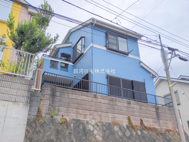 G00384047 神奈川県横浜市旭区上白根２丁目 中古一戸建て 3398万円 土地面積161.00m² (約48.70坪) 建物面積101.81m² (約30.79坪) 間取り３ＬＤＫ 築年月1999年04月(築26年)【外観17】